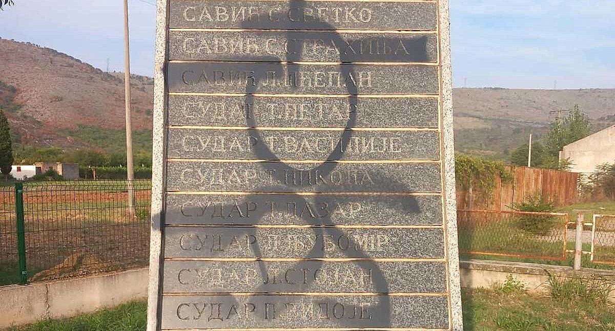 Mostar Simboli FAŠISTIČKI SIMBOLI na spomeniku u Mostaru - Proglas